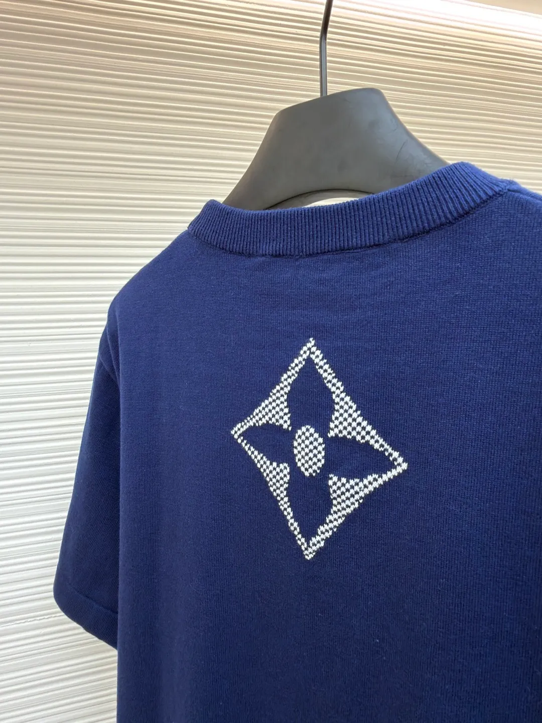 LOUIS VUITTON SKI ski series knitted intarsia round neck short-sleeved T-shirt ●Original version: Purchased and developed for 15999 ●Item number: 1681456-A85 ●Fabric: cotton fabric ●Technology: knitted intarsia production ●Color: blue ●Version: fitted version ●Weight: about 320 grams ●Size: XS-S-M-L ●Description: This T-shirt is made of high-quality knitted fabric, with a soft and crisp texture. The dark blue tone shows a high-end texture. The round neck structure adopts precision hemming technology, and the neckline fits the neck and is not easily deformed. The body of the garment is covered with the brand's classic logo, using a combination of jacquard and embroidery techniques. Different logo textures are three-dimensional and rich in color, highlighting the brand's high recognition. The body of the garment is sewn using industrial-grade flat seam technology. The stitches are smooth and even, and the stitches at the hem and cuffs are fine and firm. From the selection of knitted fabrics to the detailed control of logo technology, every process reflects Louis Vuitton's pursuit of craft precision and creative design. It not only retains the daily practicality of the T-shirt, but also demonstrates the brand's light luxury recognition through multiple logos. It is a fusion of knitting technology and fashion design. The overall wiring is straight and delicate, the fabric is comfortable and soft, and the color is consistent without color difference. It can be matched with the same style to create a fashionable look and control various occasions. Customized accessories, complete with three standards, same style for men and women!